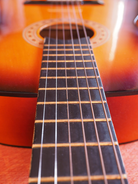 Λεπτομέρεια από μια ακουστική κιθάρα για την αναπαραγωγή μουσικής - Φωτογραφία, εικόνα