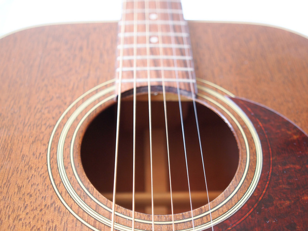 Detalle de una guitarra acústica popular
 - Foto, imagen
