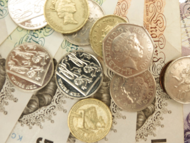 Billetes y monedas en libras esterlinas británicas (GBP) que llevan el retrato de la reina Isabel II
 - Foto, imagen
