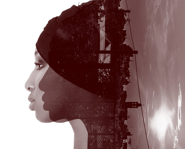 Dupla expozíció lány profil portré és az utca-és városrészlet - Fotó, kép