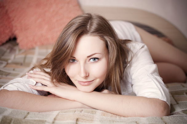 Sexy and beautiful girl in white shirt in bed - Valokuva, kuva