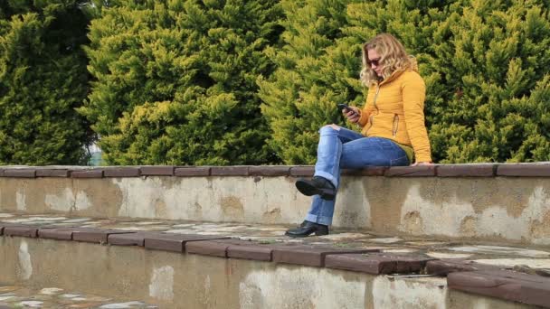 Blonde woman using smart phone - Πλάνα, βίντεο