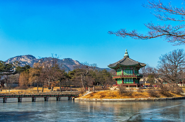 Pavillon Hyangwonjeong dans le palais Gyeongbokgung
 - Photo, image