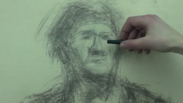 Drawing a fast sketch of a old woman's head with a charcoal stick - Πλάνα, βίντεο