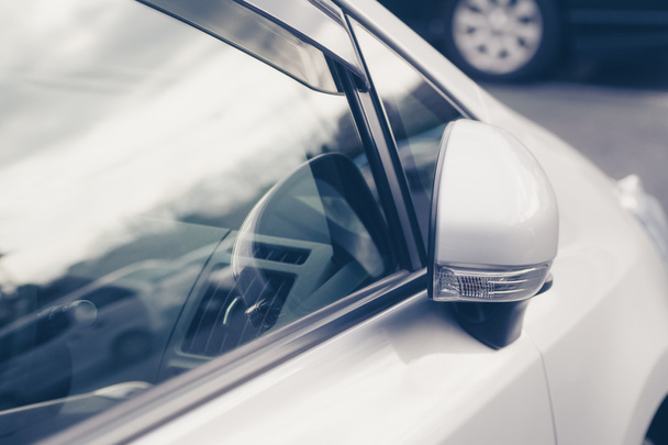 καθρέφτης έκλεισε για την ασφάλεια στο χώρο στάθμευσης αυτοκινήτων - Φωτογραφία, εικόνα