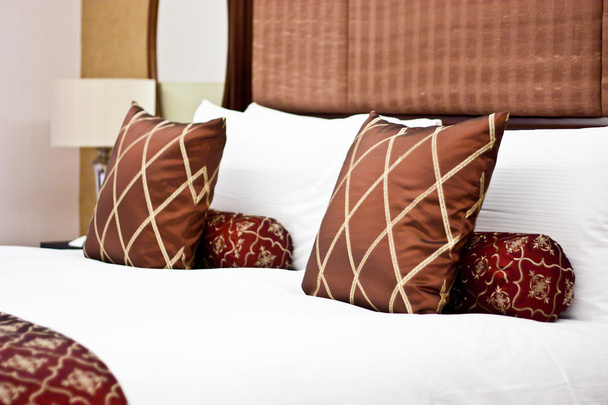 Almohadas en el dormitorio del hotel
 - Foto, Imagen