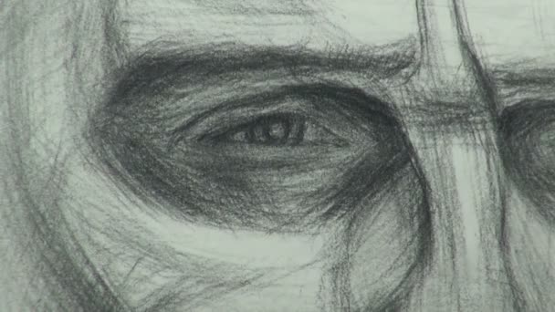 Κοντινό σχέδιο μιας μελέτης του ματιού ενός ανθρώπου με ένα μολύβι κάρβουνου - Πλάνα, βίντεο