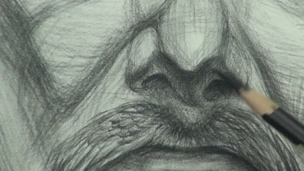 Primer plano de dibujar un estudio de la nariz de un hombre con un lápiz de carbón
 - Metraje, vídeo