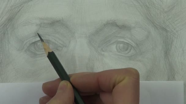 Σχεδιάζοντας μια μελέτη του ματιού του νεαρού μοντέλου με μολύβι γραφίτη, ενώ καλύπτει μέρος της εικόνας με ένα κομμάτι χαρτί - Πλάνα, βίντεο