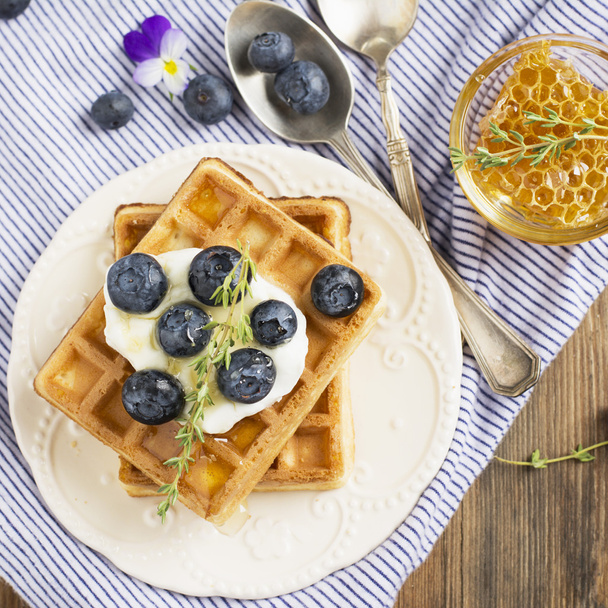 Homemade fresh crispy waffles for breakfast with  blueberries - Foto, imagen