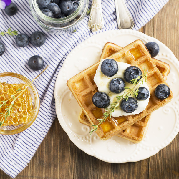 Homemade fresh crispy waffles for breakfast with  blueberries - Foto, Imagen