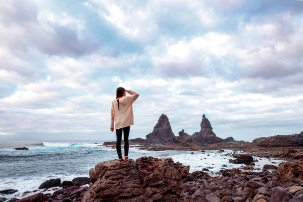 Woman on the rocky coast - Fotografie, Obrázek
