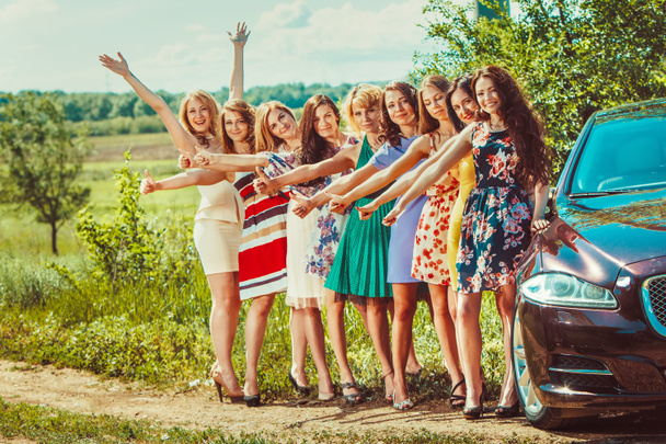 Una multitud de mujeres hermosas autoestopistas
 - Foto, imagen