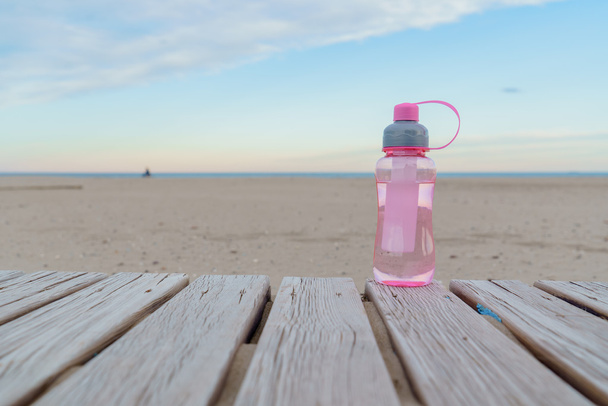 bottle of water on bench - Foto, Bild