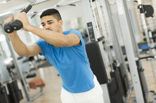 Männertraining im Fitnessstudio - Foto, Bild
