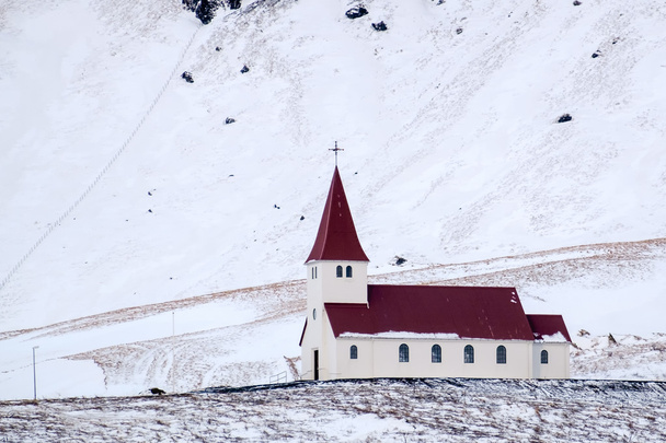 Vik/Iceland - 02 Feb: uitzicht op de kerk van Vik IJsland op februari 0 - Foto, afbeelding