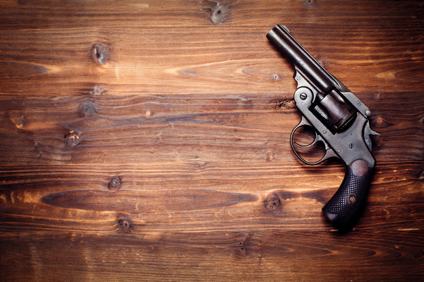 Vintage pistols on wooden background - Foto, afbeelding