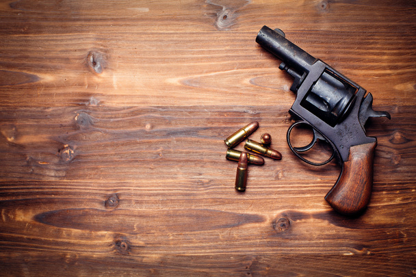Vintage pistols on wooden background - Φωτογραφία, εικόνα