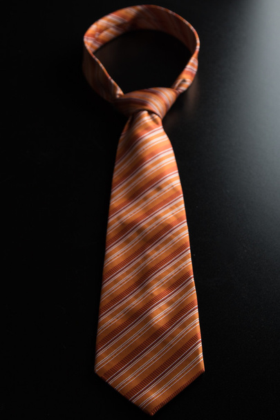 gravata laranja na mesa preta
 - Foto, Imagem