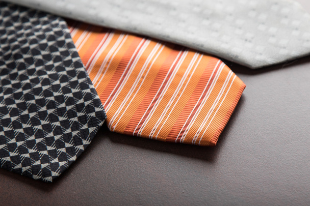 cravatte maschili sul tavolo
 - Foto, immagini