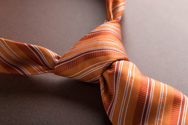  Orangefarbener Krawattenknoten  - Foto, Bild