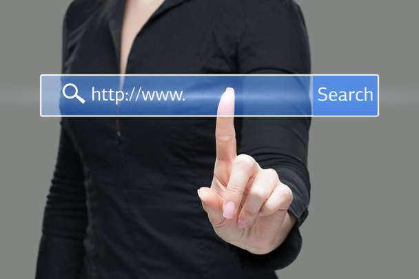 Mujer joven tocando la barra de direcciones del navegador web con signo www
 - Foto, imagen