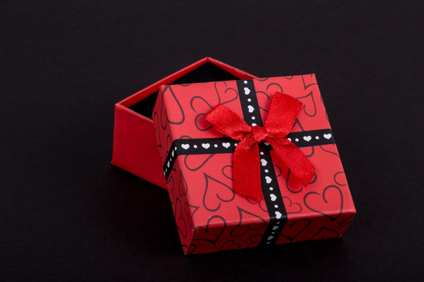 červená dárková krabička na černém pozadí - Fotografie, Obrázek