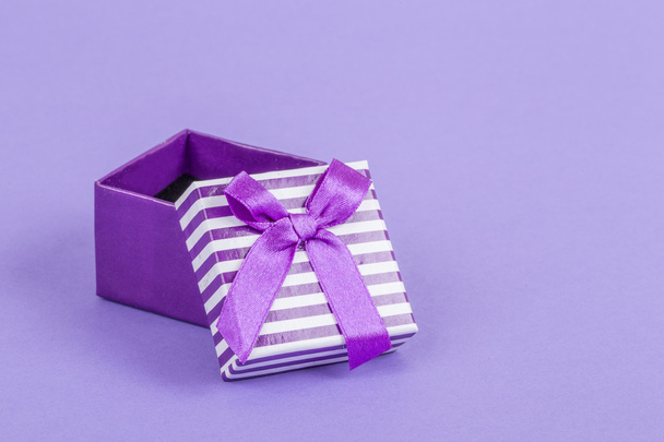  avattu lahja laatikko violetti
 - Valokuva, kuva