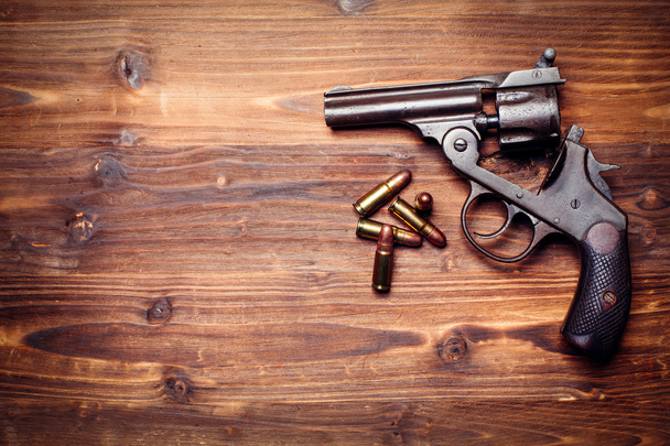 Vintage pistols on wooden background - Фото, изображение