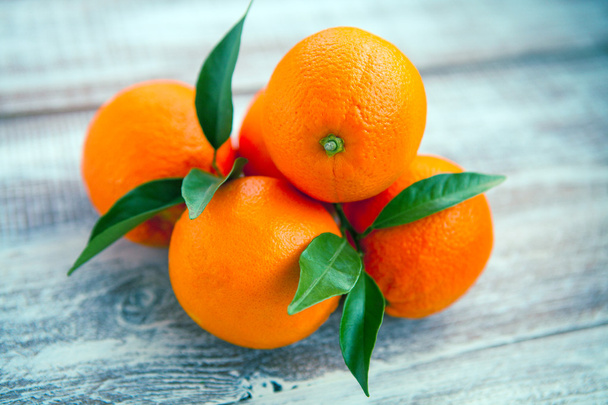 新鮮なオレンジの葉を持つ - 写真・画像
