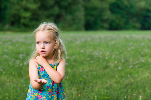 Roztomilá mladá dívka drží kobylka, zvědavost a vzdělání koncepce - Fotografie, Obrázek