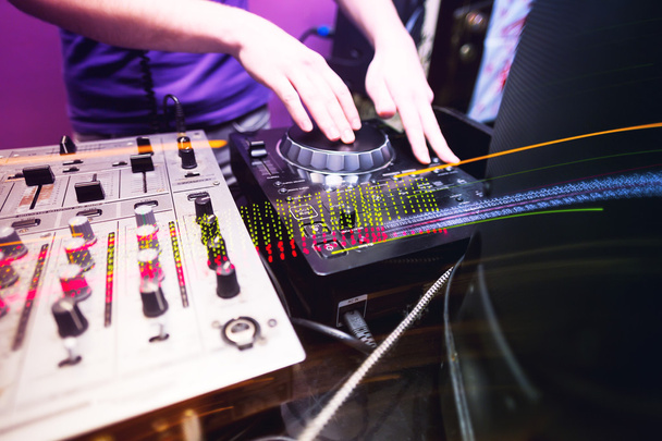 Club DJ soittaa sekoittamalla musiikkia vinyyli levysoitin
 - Valokuva, kuva