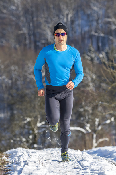 Jogger im Schnee - Foto, afbeelding