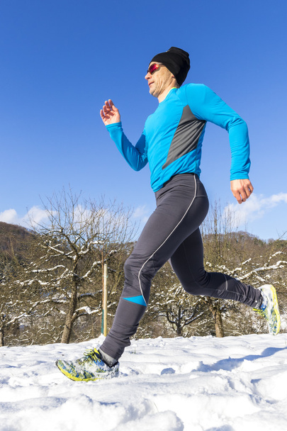 Jogger im Schnee - Foto, imagen