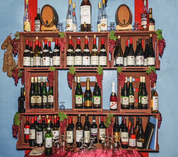 Vetrina con bottiglie di vino nel padiglione francese alla fiera Settimana Verde
  - Foto, immagini