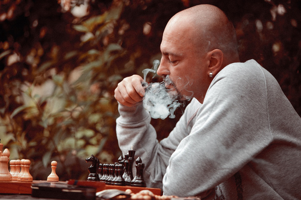 Hombre fumando una pipa - Foto, Imagen