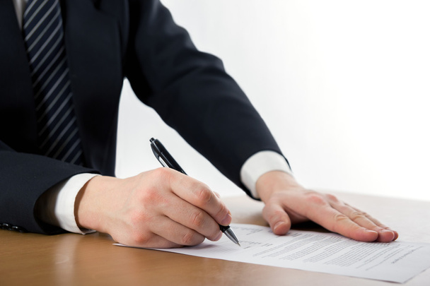 Businessmans ręcznego podpisywania dokumentów. Prawnik, nieruchomości, biznesmen - Zdjęcie, obraz