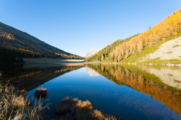 Reflexiones sobre el agua, panorama otoñal desde el lago de montaña
 - Foto, imagen