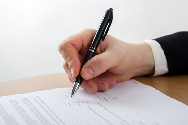 Üzletember kézi aláíró papírok. Ügyvéd, ingatlanügynök, üzletember - Fotó, kép