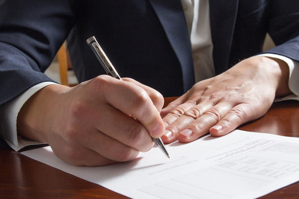 Des hommes d'affaires signent des papiers. Avocat, agent immobilier, homme d'affaires
 - Photo, image