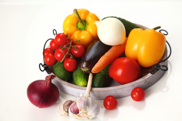 Composición con una variedad de verduras orgánicas crudas en la mesa
 - Foto, Imagen