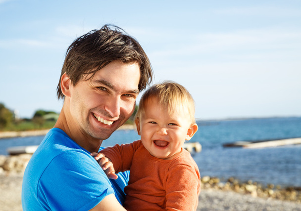 Pai feliz com Seu Filho Pequeno no Mar
 - Foto, Imagem
