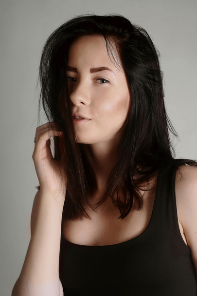 Дивовижна приваблива сексуальна модель моди з натуральним волоссям брюнетки
 - Фото, зображення