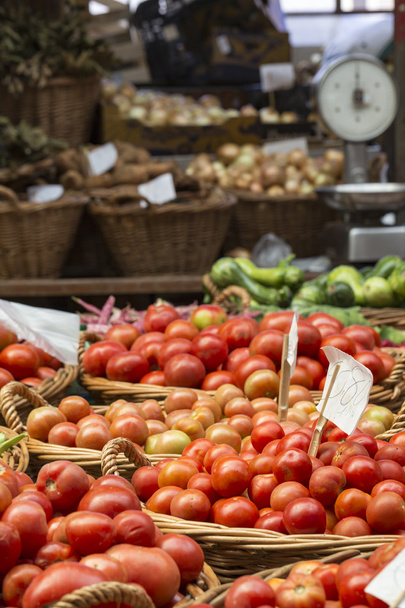 Verse tomaten in een marktkraam. - Foto, afbeelding