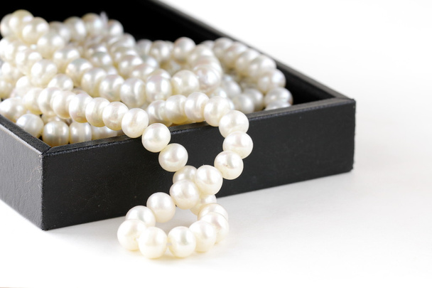Macro perlas en caja de regalo negro
 - Foto, Imagen
