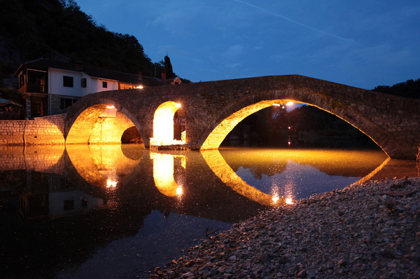 Ponte sobre o rio Rijeka Crnojevica
 - Foto, Imagem