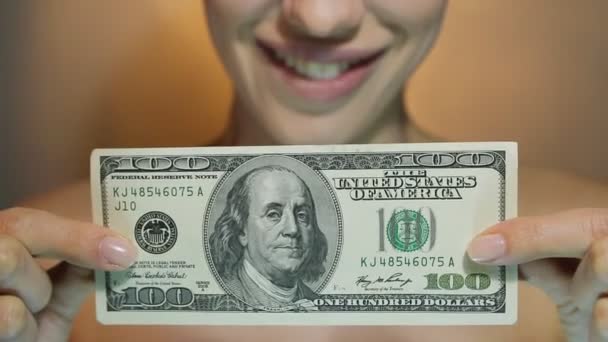 Krásné radostné žena drží americká sto dolar měny. - Záběry, video