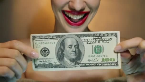 Kaunis iloinen nainen tilalla Amerikan sata dollaria Valuutta
. - Materiaali, video