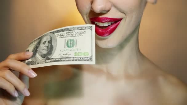 Mooie vrolijke vrouw houden van Amerikaanse honderd Dollar munt. - Video