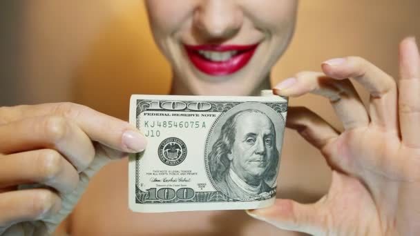 Gyönyörű örömteli nő amerikai száz dollár valuta gazdaság. - Felvétel, videó